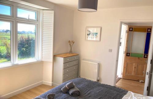 Lovely spacious flat with sea views, sunsets, garden and woodburner - Photo 15