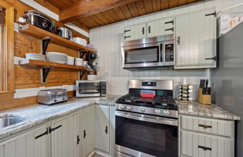 Riverfront Log Cabin Hot Tub, Mtn Views & Hottub - Foto 13