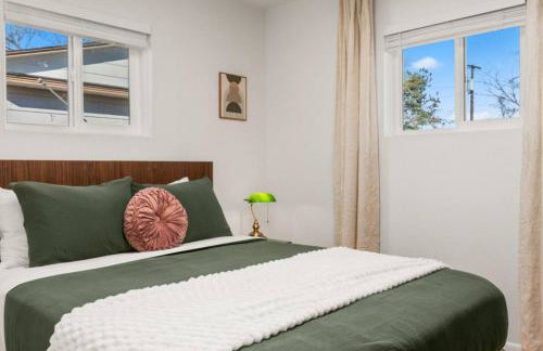 The Aspen is a mid-century modern upstairs unit. - Foto 23