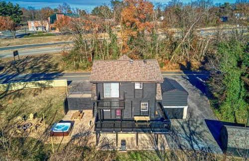 The Black Log Cabin - Hot Tub & Game Room - Foto 26