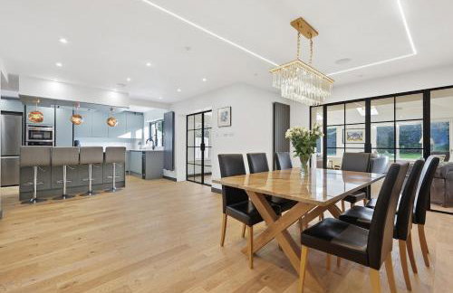 Four Bed House by Brookland Stays Serviced Accommodation Short Lets Brentwood with Free WiFi - Foto 6