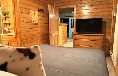 The Red Bears Den, Walk to River & Lake, In Town - Foto 10