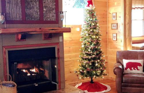 Water's Edge, Covered Porch, Deep Creek as your Backyard Haven, Hot Tub, Pool Table, Fire Pit, Close to Town & Entrance to National Park - Foto 7