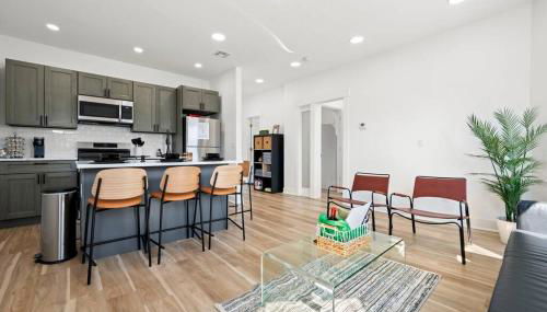 NYC Access 4BR Duplex Sleeps 10, Free Parking - Foto 3