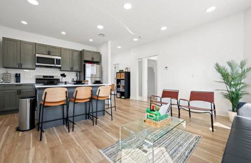 NYC Access 4BR Duplex Sleeps 10, Free Parking - Foto 3