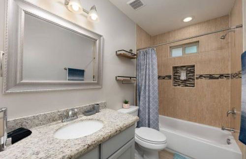 Cozy 3 Bed 2 Bath Apartment, Near Shopping Plazas, Expressway and Free Parking - Photo 11