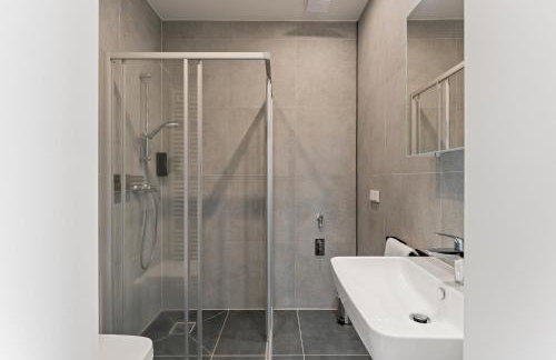 Family and Friends Worms - Photo 10