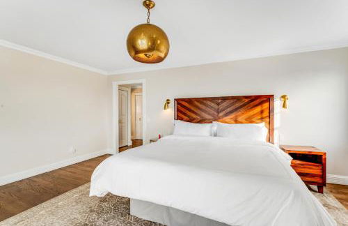 Oceantfront Estate with Luxury Kitchen & Game Room - Photo 20