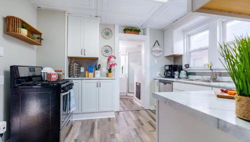 King Bed, Stocked Kitchen, Easy Driveway Parking, 2mi to Downtown & Coliseum - Foto 2, stove, pet friendly, toaster, minibar