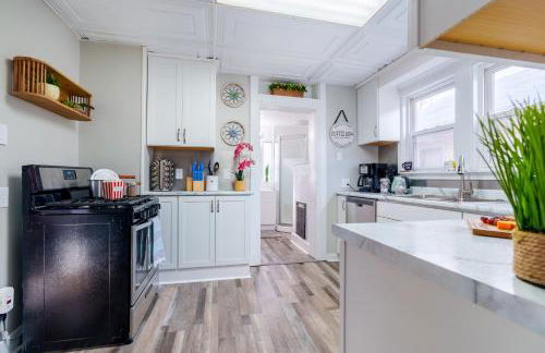 King Bed, Stocked Kitchen, Easy Driveway Parking, 2mi to Downtown & Coliseum - Foto 2