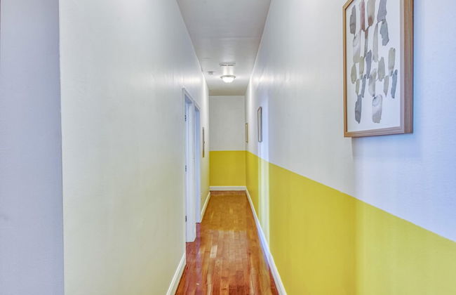 Stairway 3BR Apt w W D Ideal for Groups - Foto 4