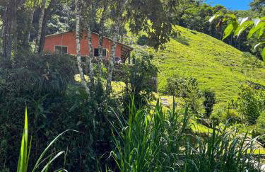 Casa com rio privado passando na frente e cercada por belas montanhas e piscina natural Estrada pavimentada até o estacionamento - Foto 2