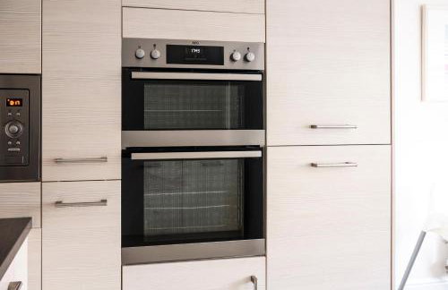 LUX Contractor & Family Haven - Parks x2, Sleeps 9 - Foto 40