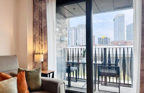 HEYHOO NQ Modern 1-Bed Apartment with Balcony Manchester City Centre - Holiday Home by HeyHoo - Photo 4