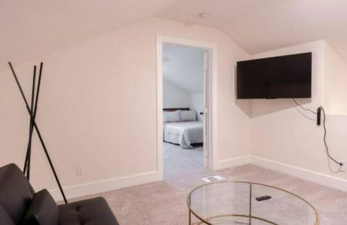 Spacious 6 Bed House near Airport, Pet-Friendly, Close to AFB - Photo 36