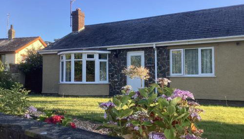 Snowdonia coastal getaway ideal for groups up to 6 - Foto 1, Garden view