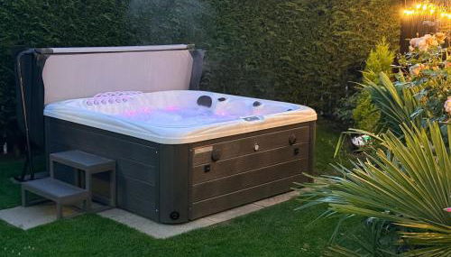 Allt Mor Retreat with Hot Tub - Foto 1, Garden view