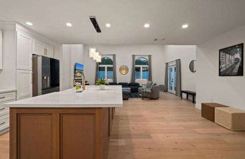 Spacious Modern Home with Rooftop & Private Backyard - Foto 20