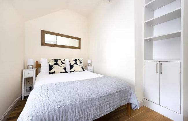 Cute House with Courtyard - Photo 6