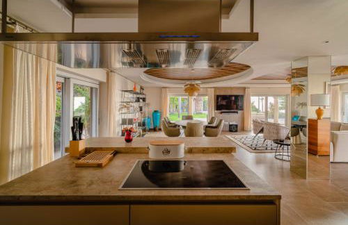 Villa de lujo con piscina y vistas al mar - Foto 13