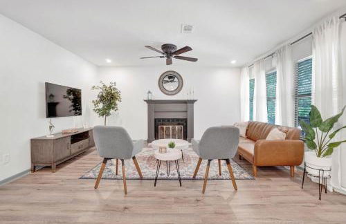 Treehouse Retreat 2Bed 2Bath Entire Townhome in The Woodlands - Foto 1