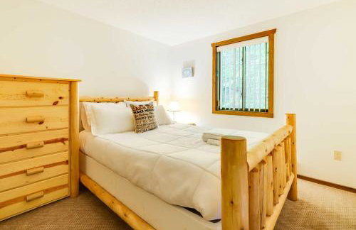 Fire Pit and Games! Secluded Chalet 30 Mi to Montage - Foto 13