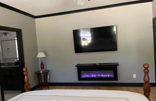 Deer Lake Cabin 3 bd Room NEWLY BUILT with Fireplace Hot Tub and EV Charger - Foto 5