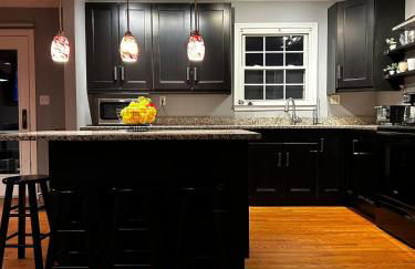 Spacious 4BR Retreat Yard, BBQ & Prime Location - Foto 9