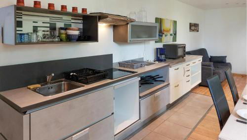 Beautiful Apartment In Saint-Evarzec - Photo 5