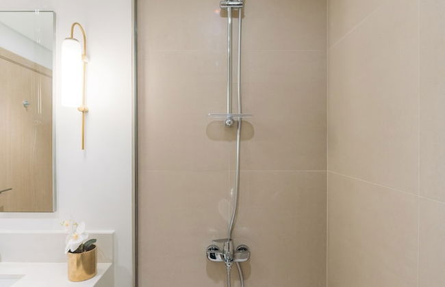 Elegant Stay: Balcony & Stunning Dubai Creek Views - Photo 18