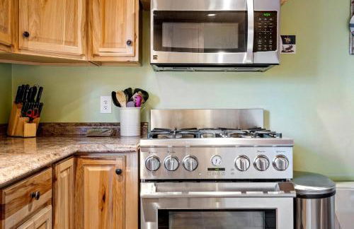 The Chalet - Spacious 7 bedroom near Sugarloaf, on Snowmobile and UTV trails, Hiking, Golf and Flagstaff Lake across the street - Foto 78