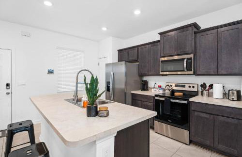 Luxe 2BR Townhome | Pool | Close to Beach - Foto 18