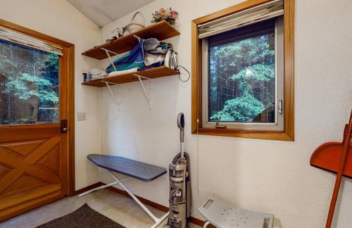 Redwood Rest Getaway - A-Frame with Hot Tub & Deck - Foto 23