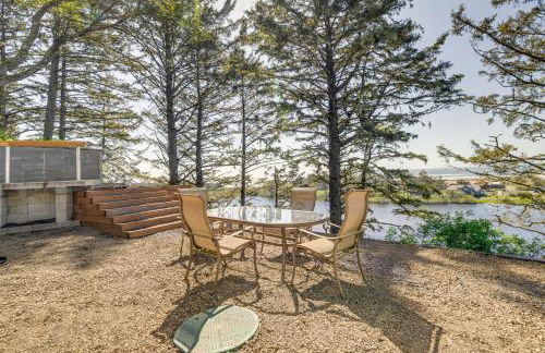 Walk to Winema Road Beach Home with Hot Tub! - Foto 1