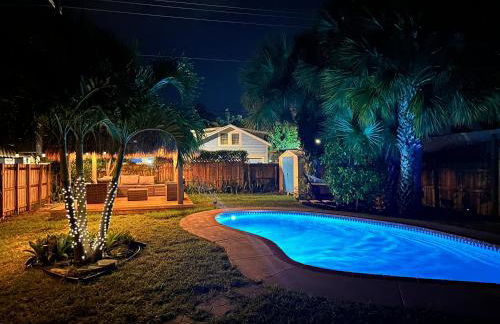 The Peacock Bungalow- Heated Pool & Jacuzzi- 5 min to beach! - Foto 1