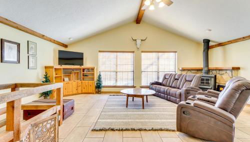 Hike, Fish and Explore Family Cabin in Sulphur! - Foto 3