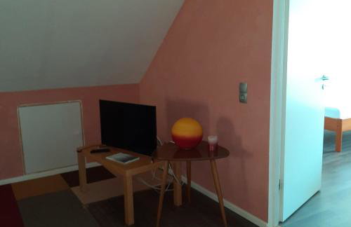 Farbenfrohe Dachgeschoßwohnung - Foto 13