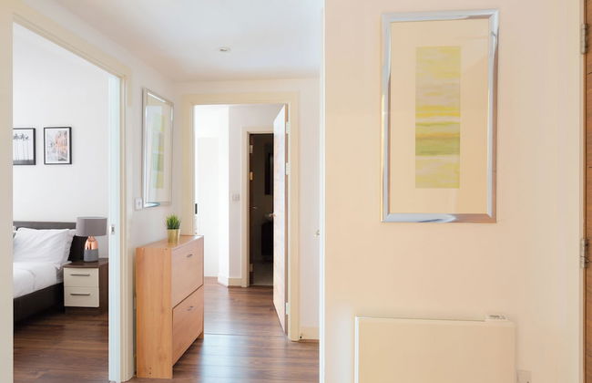 Sophisticated 2 Bed Flat with Balcony in Acton - Foto 20