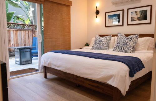 2026 Award Winner, Luxe 2BR, steps to sand & pier, with fire pit, AC and parking - Foto 5