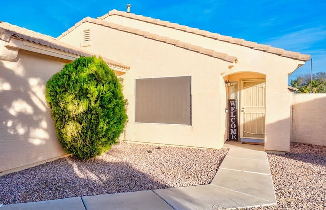 Cozy Hidden Gem - 3BR - 1Den w Backyard - Foto 35