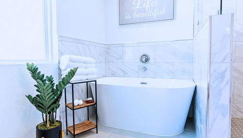 Sparkling Pool Retreat Near Legacy West by Vacation Your Way - Foto 2