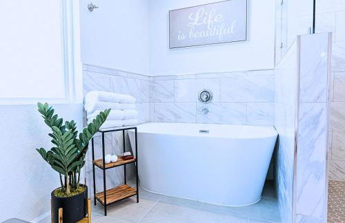 Sparkling Pool Retreat Near Legacy West by Vacation Your Way - Foto 2