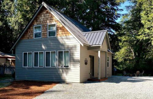 NEW Modern Cabin! 5mi to Mt Rainier National Park! Hot Tub & Wifi - Foto 1