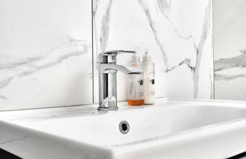 Exclusive Offers l Last-Minute Stay l Sleeps Up to 6 l Conveniently located near town Centre l restaurants l and local attractions l It offers easy access to the stunning Causeway Coast l Coleraine Hideout l WeStayBelfast - Foto 17