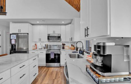 Chalet with Hot Tub, Game, Movie Room, Lake and Pool Access - Foto 18