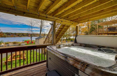 Lakefront Pocono Retreat with Hot Tub and Movie Hub - Foto 3