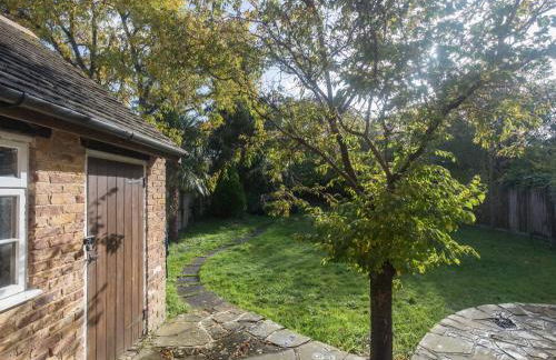 Idyllic Home in Picturesque Village of Wraysbury - Pass the Keys - Foto 34