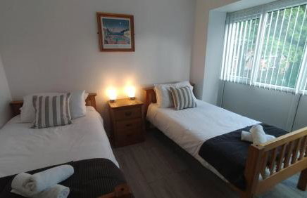 Leeson House in Harborne, Birmingham near Botanical Gardens, Queen Elizabeth Hospital, Birmingham University, Utilita Arena, Edgbaston Cricket Ground, Cadbury World and the Midland Art Centre, with free parking - Photo 39