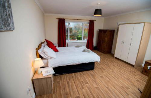 Round Park - A large dog friendly one level holiday cottage for groups and families - Photo 19