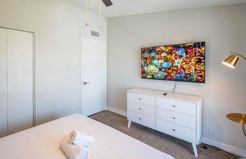 Spacious 2 Bedroom, 2 Bath, Pool, Free Parking, Gym - Foto 45